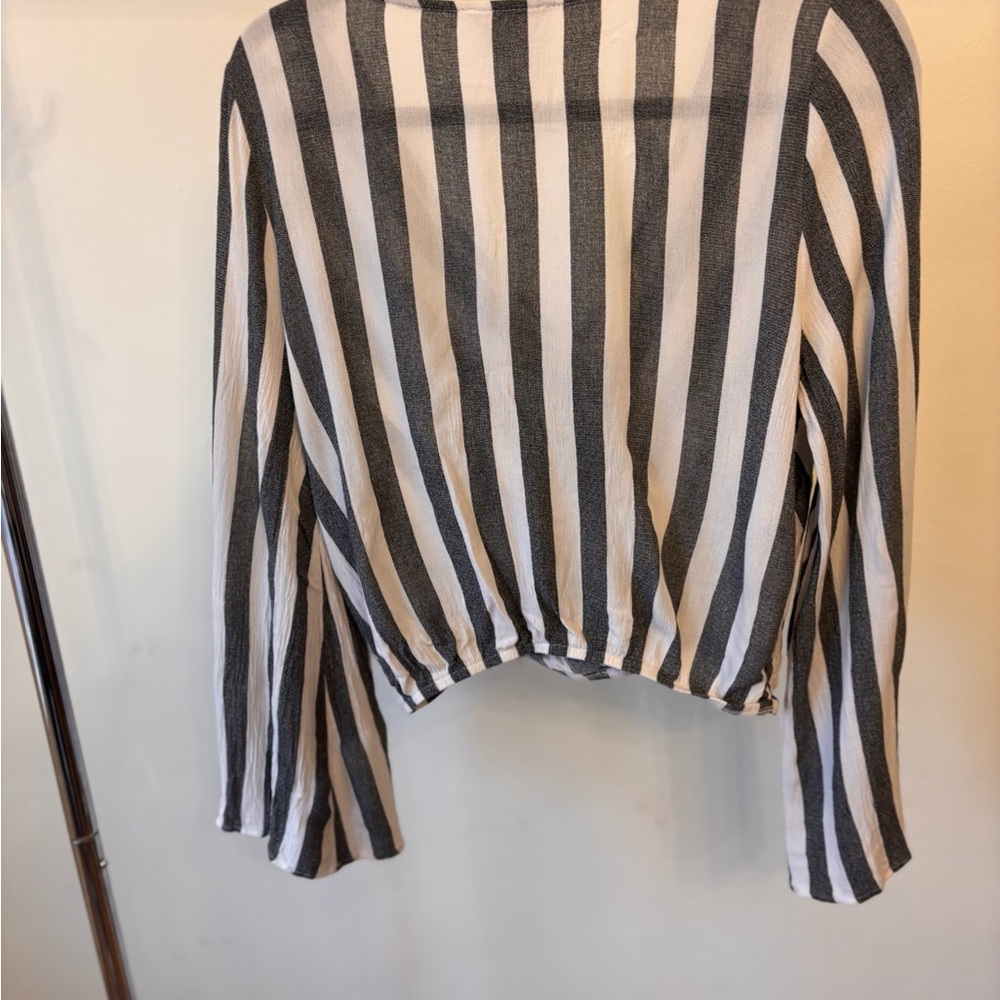 Sadie & Sage Black and White Striped V-Neck Long Sleeve Top - Picture 6 of 6